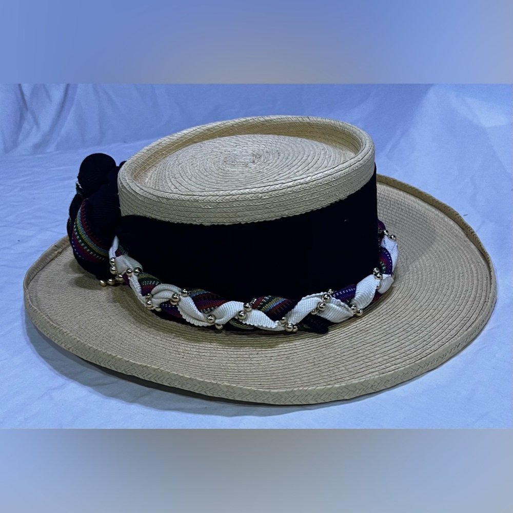 Vintage La Giralda Handcrafted 100% Palm Leaves Hat
Size 55, made in Guatemala